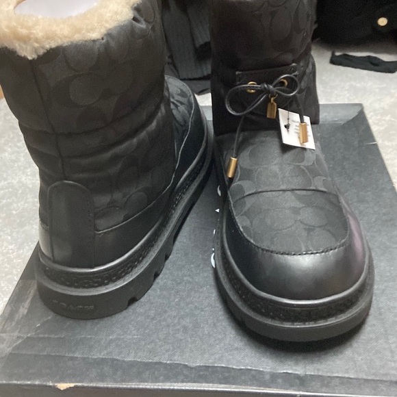 Size 10 coach snow boots never worn new with tags - Picture 3 of 4